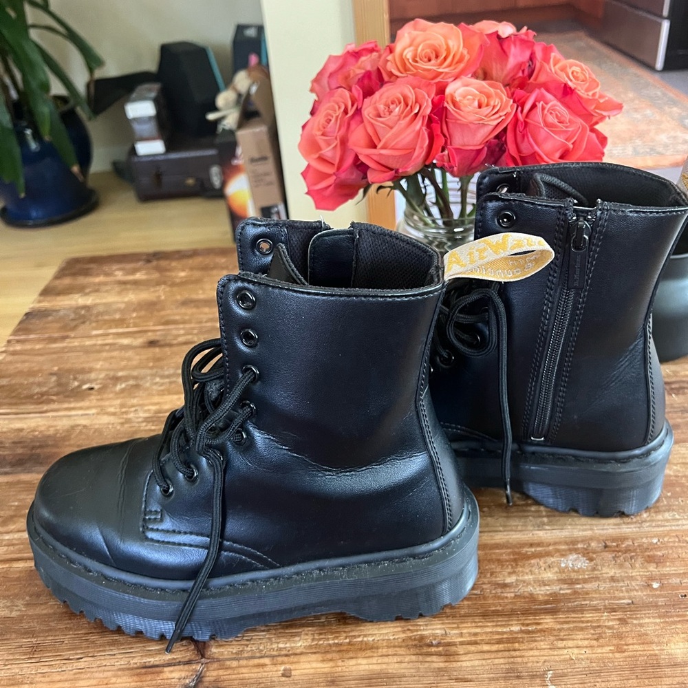 DR. MARTEN VEGAN JADON II MONO PLATFORM ** SIZE: 8